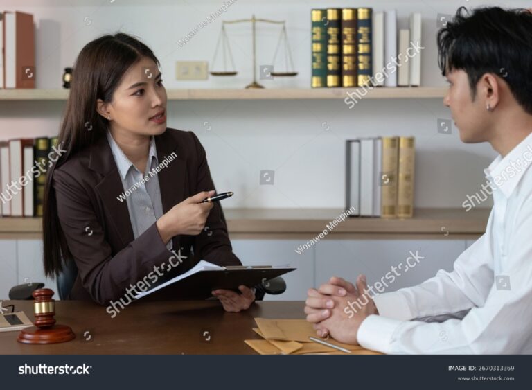 Cuánto cobra Defensa del Deudor por sus servicios legales 2 abogado asesorando cliente en consulta legal