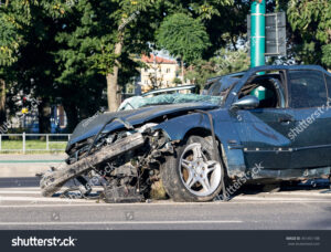 auto destrozado en carretera tras accidente