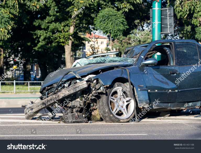 Cuánto tarda el seguro en pagar por destrucción total del vehÃculo 3 auto destrozado en carretera tras accidente