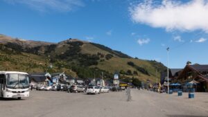 autobus frente a cerro catedral bariloche