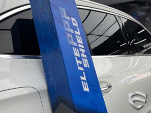 automovil protegido con escudo azul brillante