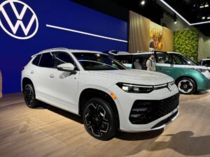 automovil volkswagen nuevo en concesionario brillante