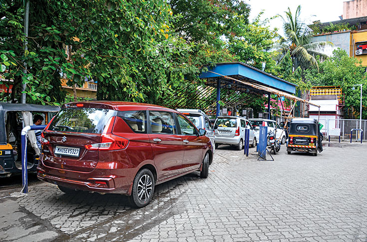 Dónde comprar autos usados con GNC en Argentina al mejor precio 2 autos usados estacionados con estacion gnc visible