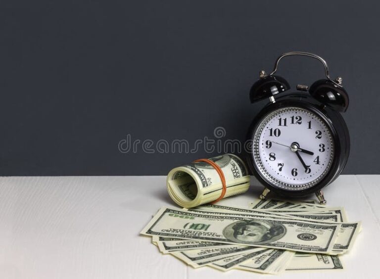 banco con billetes y reloj sobre mesa