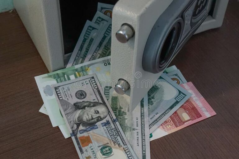 billetes ahorrados en caja fuerte segura