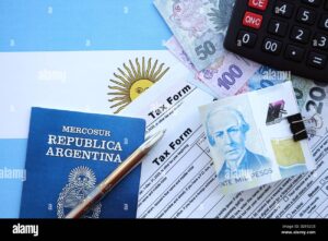 billetes argentinos y calculadora financiera sobre mesa
