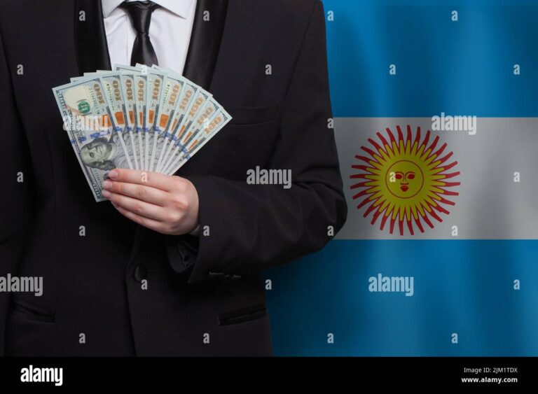 Por Qué Baja El Dólar En Argentina Y Cuáles Son Sus Causas 3 billetes de dolar y bandera argentina juntos