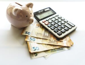 billetes de euros y calculadora bancaria