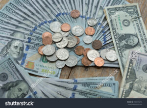 billetes y monedas de dolar estadounidense mezclados