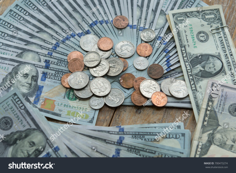 billetes y monedas de dolar estadounidense mezclados