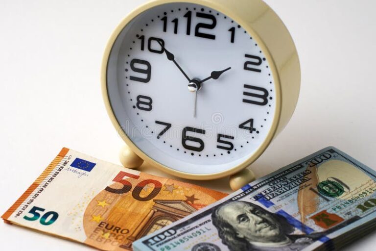 Cuál Conviene Más Para Ahorrar: Comprar Dólares O Hacer Plazo Fijo 25 billetes y monedas junto a reloj financiero