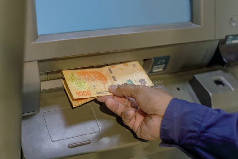 cajero automatico con billetes dolares argentina