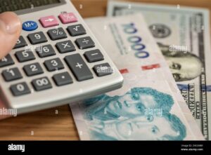 calculadora con billetes de dolares y pesos argentinos