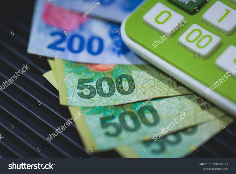 Cómo calcular un préstamo UVA y entender sus cuotas en Argentina 30 calculadora con billetes de pesos argentinos