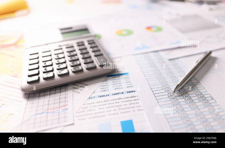 calculadora y documentos financieros sobre mesa 2