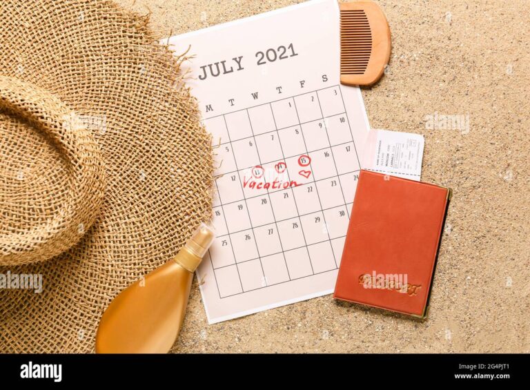 calendario con fechas marcadas y billetes