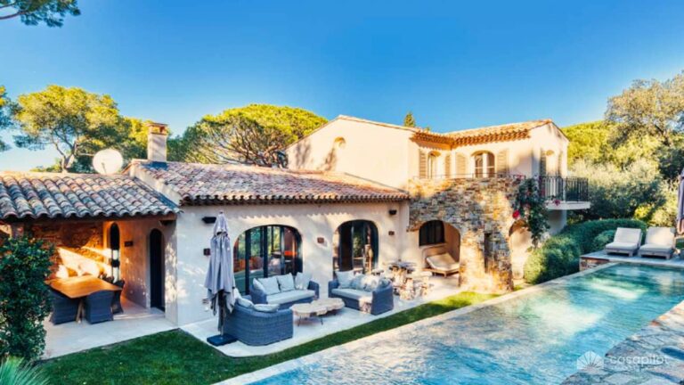 casa de lujo con piscina y jardin exuberante