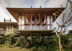 casas prefabricadas modernas en paisaje tropical
