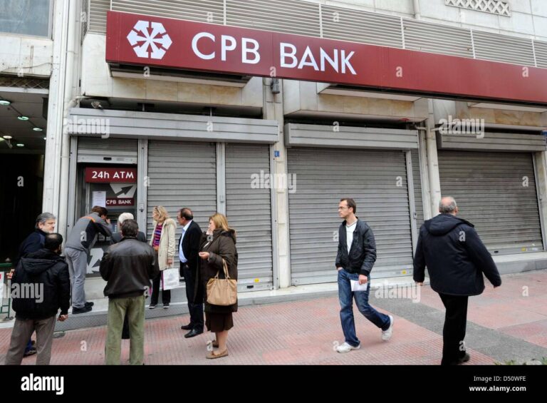 Por qué hay un paro en el Banco de Córdoba y cómo afecta a los clientes 2 clientes esperando frente a banco cerrado