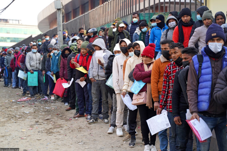 cola de personas esperando en oficina publica