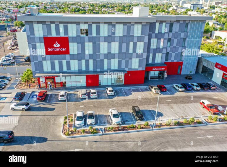 concesionario de autos con logo santander rio