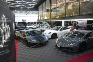 concesionario de autos con vehiculos exhibidos