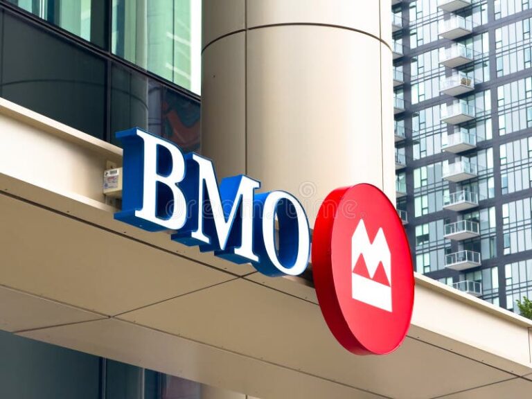 edificio corporativo con logo bancario visible