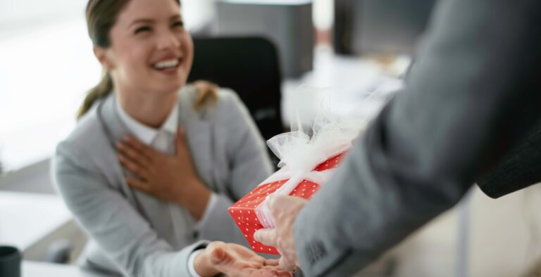 empleado feliz recibiendo regalo en oficina