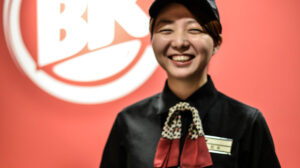 empleado sonriente con uniforme burger king
