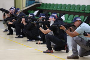 equipo de defensa civil en accion urbana