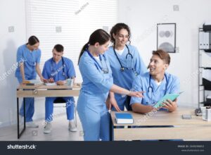 estudiantes con uniformes enfermeria estudiando juntos