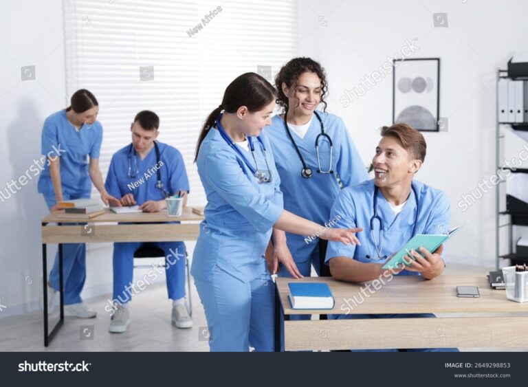 Cuáles son los requisitos para ingresar a la escuela de enfermerÃa en Venado Tuerto 3 estudiantes con uniformes enfermeria estudiando juntos