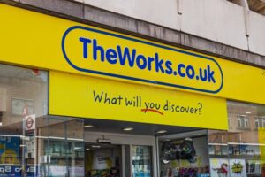 exterior de libreria con cartel de descuento