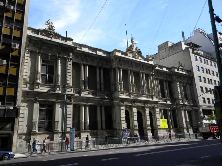 Qué servicios ofrece Easy Av Juan B Justo en Buenos Aires 2 fachada estacion de metro av juan b justo