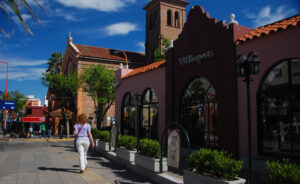 fachada iluminada teatro libertad carlos paz