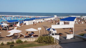 familia feliz en playa segura mar del plata