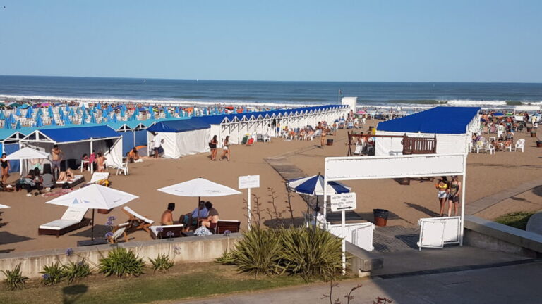 familia feliz en playa segura mar del plata