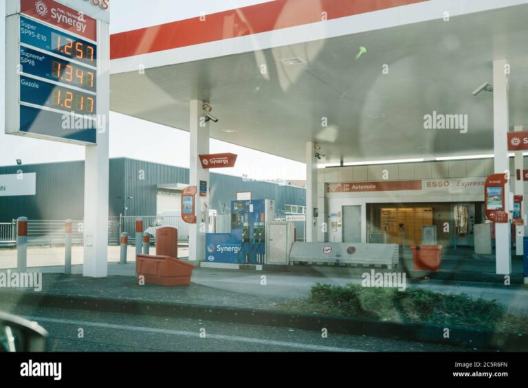 gasolinera con autos y precios visibles