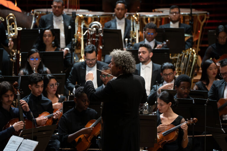 Quiénes Son Los Primos San Justo y Por Qué Son Famosos 6 jovenes musicos tocando instrumentos en concierto
