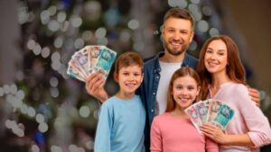 jubilados felices recibiendo aguinaldo cordoba