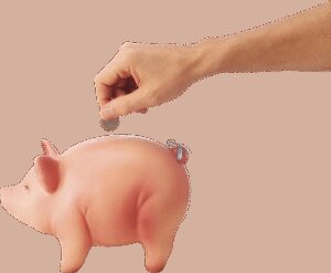 mano entregando dinero a alcancia transparente