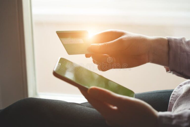 Cómo puedo activar y usar mi tarjeta Club Día fácilmente 5 mano sosteniendo tarjeta de credito dia