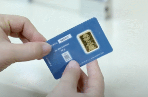 manos con tarjeta bancaria y codigo cbu