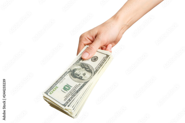 manos entregando dinero en billetes 1