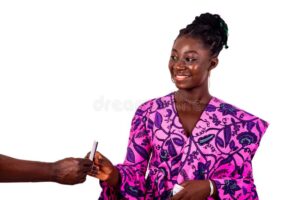 manos entregando tarjeta de credito sonrientes