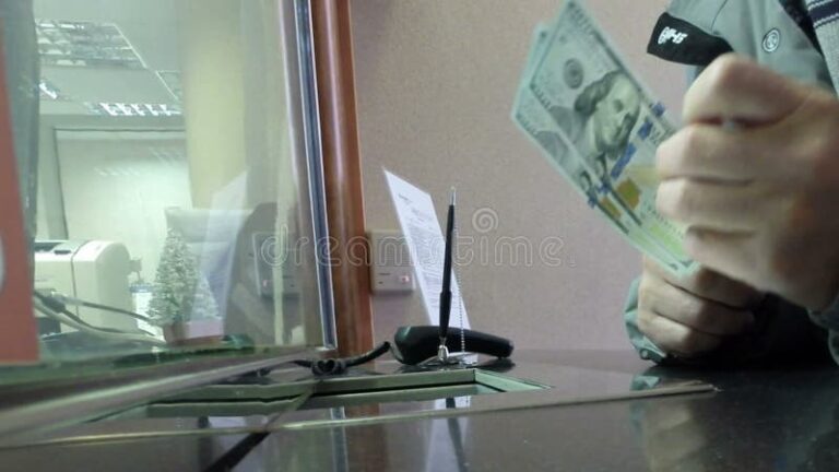 manos intercambiando dinero frente a banco