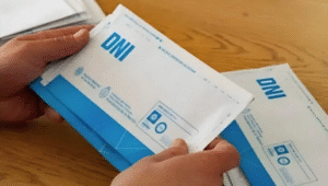 manos sosteniendo documento dni argentino