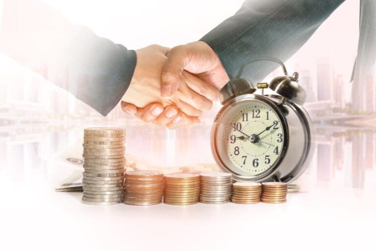 manos sosteniendo monedas y reloj analogico