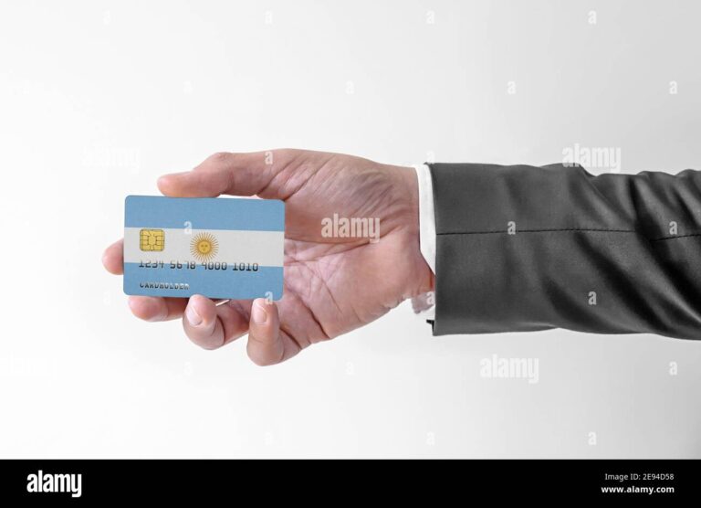 manos sosteniendo tarjeta bancaria argentina