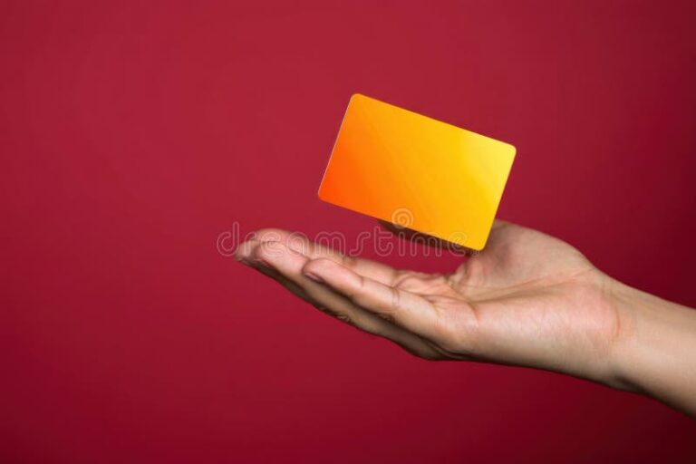manos sosteniendo tarjeta de credito naranja